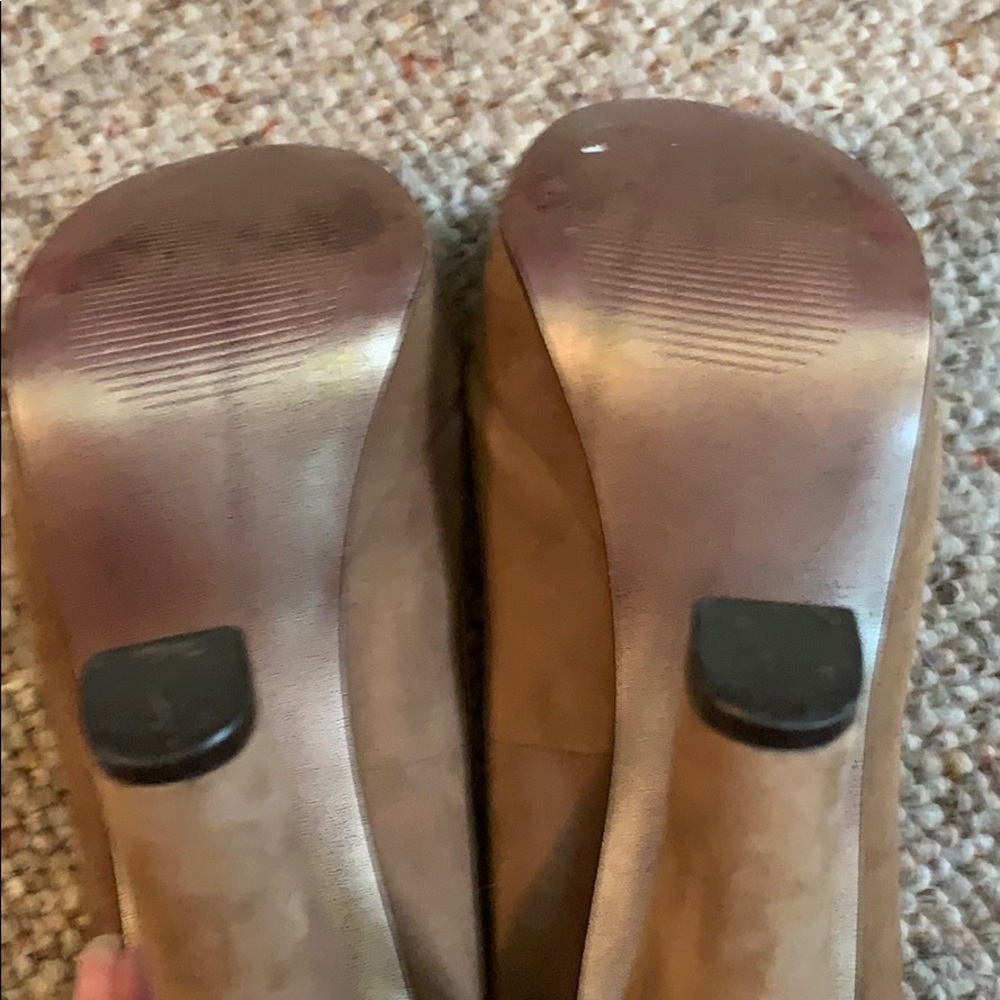 BCBG tan heels - Picture 2 of 5